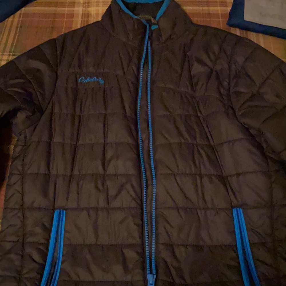 Cabela’s Youth puffer jacket size M(8) navy blue w/ blue accents..pockets zip up